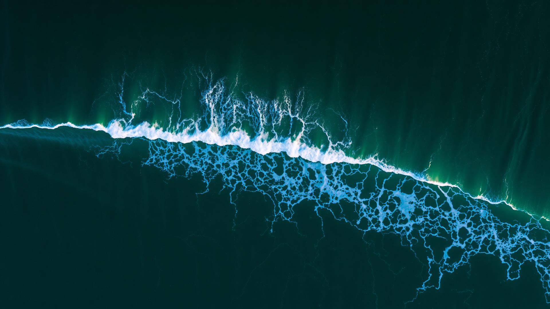 Aerial view of a perfect peeling wave